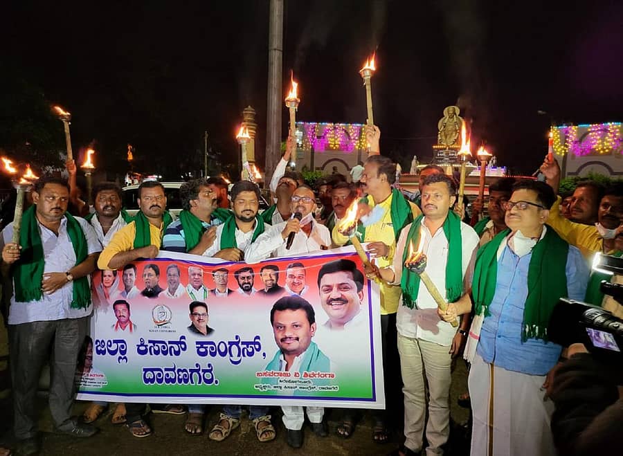 ಉತ್ತರ ಪ್ರದೇಶದಲ್ಲಿ ರೈತರು ನಡೆಸುತ್ತಿದ್ದ ಪ್ರತಿಭಟನೆ ವೇಳೆ ಕಾರು ಹರಿಸಿ ರೈತರನ್ನು ಕೊಂದಿರುವುದನ್ನು ಖಂಡಿಸಿ ಕಿಸಾನ್‌ ಕಾಂಗ್ರೆಸ್‌ ಜಿಲ್ಲಾ ಸಮಿತಿಯಿಂದ ನಗರದ ಜಯದೇವ ವೃತ್ತದಲ್ಲಿ ಪಂಜು ಹಿಡಿದು ಪ್ರತಿಭಟನೆ ನಡೆಸಲಾಯಿತು
