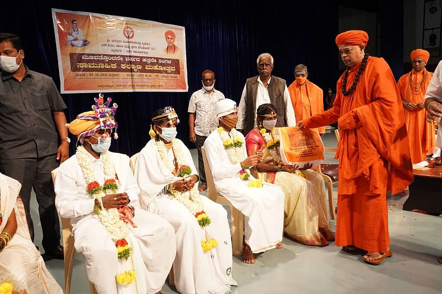 ಚಿತ್ರದುರ್ಗದ ಮುರುಘಾ ಮಠದಲ್ಲಿ ಮಂಗಳವಾರ ನಡೆದ ಸಾಮೂಹಿಕ ವಿವಾಹದಲ್ಲಿ ದಾಂಪತ್ಯ ಜೀವನಕ್ಕೆ ಕಾಲಿಟ್ಟ ವಧು–ವರರನ್ನು ಶಿವಮೂರ್ತಿ ಮುರುಘಾ ಶರಣರು ಹರಸಿದರು.