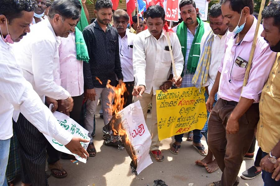 ಉತ್ತರ ಪ್ರದೇಶದ ಲಖಿಂಪುರ ಖೇರಿಯಲ್ಲಿ ರೈತರ ಹತ್ಯೆ ಖಂಡಿಸಿ ಮಂಗಳವಾರ ಹೊಸಪೇಟೆ ತಹಶೀಲ್ದಾರ್ ಕಚೇರಿ ಎದುರು ಪ್ರತಿಭಟನೆ ನಡೆಸಿದ ಐಕ್ಯ ಹೋರಾಟ ಸಮಿತಿ, ಎಸ್ಯುಸಿಐ ಕಾರ್ಯಕರ್ತರು ಬಳಿಕ ಕೇಂದ್ರ ಗೃಹ ಖಾತೆ ರಾಜ್ಯ ಸಚಿವ ಅಜಯ್ ಮಿಶ್ರಾ ಅವರ ಪ್ರತಿಕೃತಿ ದಹಿಸಿದರು