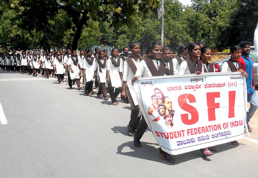 ಲಿಂಗಸುಗೂರಲ್ಲಿ ಮಂಗಳವಾರ ಶಾಲಾ ಕಾಲೇಜು ವಿದ್ಯಾರ್ಥಿಗಳು ಭಾರತ ವಿದ್ಯಾರ್ಥಿ ಫೆಡರೇಷನ್ ನೇತೃತ್ವದಲ್ಲಿ ಪ್ರತಿಭಟನೆ ನಡೆಸಿದರು