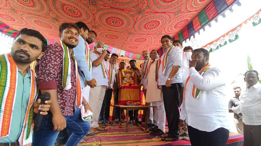 ಚಿತ್ರದುರ್ಗದಲ್ಲಿ ಕಾಂಗ್ರೆಸ್ ವತಿಯಿಂದ ಮಂಗಳವಾರ ಹಮ್ಮಿಕೊಂಡಿದ್ದ ಸ್ವಾತಂತ್ರ್ಯ ದಿನಾಚರಣೆಯ ಅಮೃತಮಹೋತ್ಸವ ಕಾರ್ಯಕ್ರಮದಲ್ಲಿ ಮಹಾತ್ಮ ಗಾಂಧೀಜಿ ಅವರ ಭಾವಚಿತ್ರಕ್ಕೆ ಮುಖಂಡರು ಪುಷ್ಪನಮನ ಸಲ್ಲಿಸಿದರು.