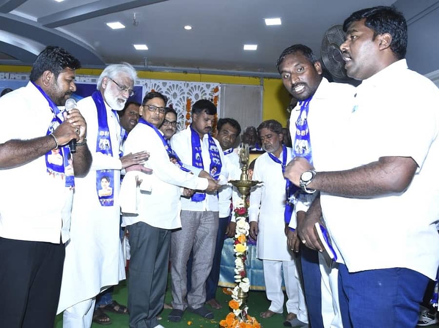 ಬೀದರ್ನ ಪ್ರತಾಪನಗರದಲ್ಲಿ ಆಯೋಜಿಸಿದ್ದ ಬಹುಜನ ಸಮಾಜ ಪಕ್ಷದ ಕಾರ್ಯಕರ್ತರ ಸಮಾವೇಶವನ್ನು ಪಕ್ಷದ ರಾಷ್ಟ್ರೀಯ ಸಂಯೋಜಕ ರಾಮಜಿ ಗೌತಮ ಉದ್ಘಾಟಿಸಿದರು. ಸ್ವಾಮಿದಾಸ ಕೆಂಪೆನೋರ, ದತ್ತು ಸೂರ್ಯವಂಶಿ, ದಿನೇಶ ಗೌತಮ, ಸೈಯದ್ ಹುಲ್ ಹಕ್ ಬುಖಾರಿ, ಕೆ.ಬಿ. ವಾಸು, ಎಂ. ಕೃಷ್ಣಮೂರ್ತಿ, ಅಂಕುಶ ಗೋಖಲೆ ಇದ್ದರು