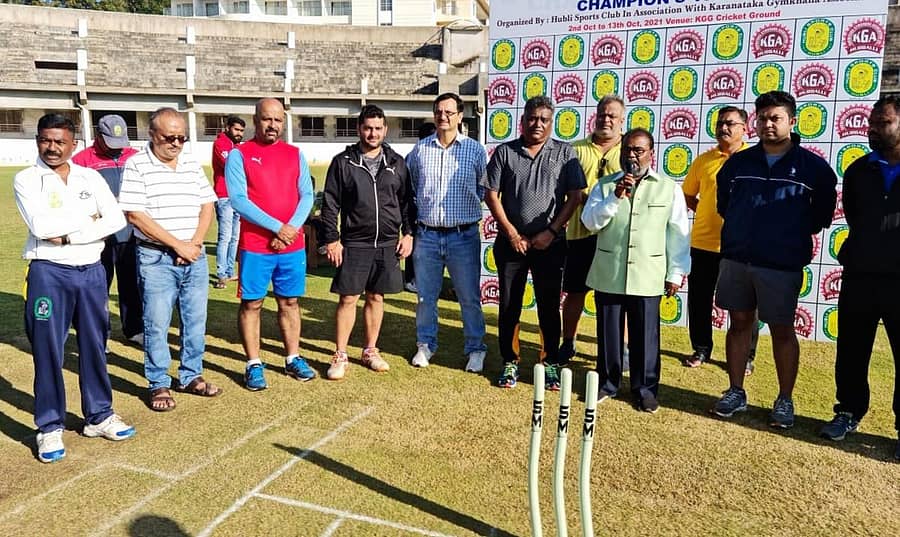 ಹುಬ್ಬಳ್ಳಿಯಲ್ಲಿ ಸೋಮವಾರ ಆರಂಭವಾದ 16 ವರ್ಷದ ಒಳಗಿನವರ ಅಂತರ ಕ್ಲಬ್ ಕ್ರಿಕೆಟ್ ಟೂರ್ನಿಗೆ ಕೆಎಸ್ಸಿಎ ಧಾರವಾಡ ವಲಯದ ಟೂರ್ನಿ ಸಮಿತಿ ಚೇರ್ಮನ್ ಅಲ್ತಾಫ್ ನವಾಜ ಕಿತ್ತೂರ ಚಾಲನೆ ನೀಡಿ ಮಾತನಾಡಿದರು