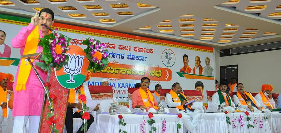 ವಿಜಯಪುರದಲ್ಲಿ ಮಂಗಳವಾರ ಆಯೋಜಿಸಲಾಗಿದ್ದ ಬಿಜೆಪಿ ಹಿಂದುಳಿದ ವರ್ಗಗಳ ಮೋರ್ಚಾದ ರಾಜ್ಯ ಕಾರ್ಯಕಾರಣಿಯಲ್ಲಿ ಪಕ್ಷದ ರಾಜ್ಯ ಘಟಕದ ಅಧ್ಯಕ್ಷ ನಳಿನ್ ಕುಮಾರ್ ಕಟೀಲ್ ಮಾತನಾಡಿದರು. ಜಿಲ್ಲಾ ಘಟಕದ ಅಧ್ಯಕ್ಷ ಆರ್.ಎಸ್.ಪಾಟೀಲ ಕುಚಬಾಳ, ಸಚಿವ ಕೆ.ಎಸ್.ಈಶ್ವರಪ್ಪ, ನೆ.ಲ.ನರೇಂದ್ರ ಬಾಬು, ಶಾಸಕರಾದ ಬಸನಗೌಡ ಪಾಟೀಲ ಯತ್ನಾಳ, ಸೋಮನಗೌಡ ಪಾಟೀಲ ಸಾಸನೂರ ಇದ್ದಾರೆ