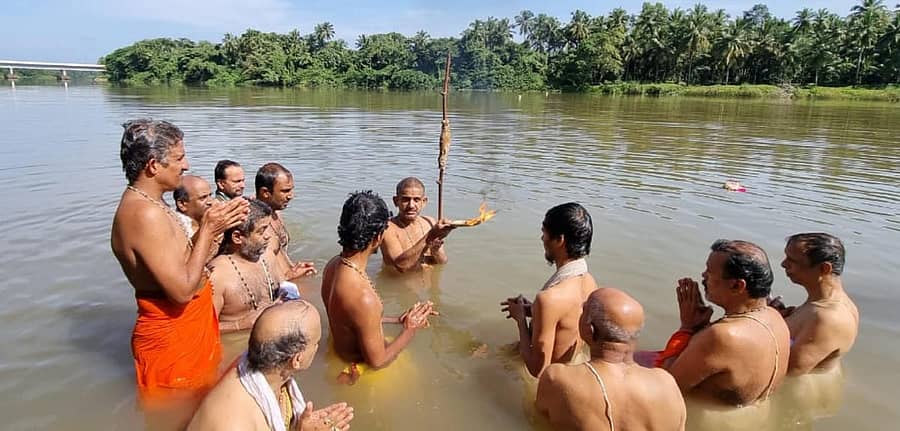 ಶೀಬ್ರ ಸಿದ್ಧಿ ವಿನಾಯಕ ದೇವಸ್ಥಾನ ಬಳಿಕ ಕೃಷ್ಣಾಂಗಾರಕ ಸ್ನಾನಘಟ್ಟದಲ್ಲಿ ಮಂಗಳವಾರ ಕೃಷ್ಣಾಂಗಾರಕ ಚತುರ್ದಶಿ ಅಂಗವಾಗಿ ಪೇಜಾವರ ಮಠದ ವಿಶ್ವಪ್ರಸನ್ನ ತೀರ್ಥ ಸ್ವಾಮೀಜಿ, ಕಾಣಿಯೂರು ಮಠದ ವಿದ್ಯಾವಲ್ಲಭ ತೀರ್ಥ ಸ್ವಾಮಿಜಿ, ಶೀರೂರು ಮಠದ ವೇದವರ್ಧನ ತೀರ್ಥ ಸ್ವಾಮೀಜಿ ಸ್ವರ್ಣಾ ನದಿಯಲ್ಲಿ ಮಿಂದು ಸ್ವರ್ಣೆಗೆ ಆರತಿ ಬೆಳಗಿದರು.
