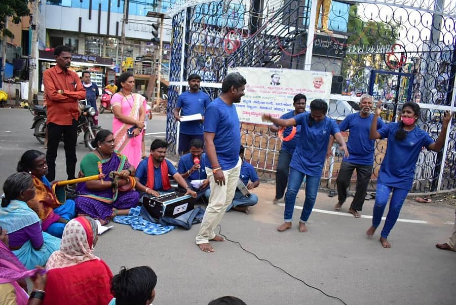 ‘ಪ್ರತಿಧ್ವನಿ’ ಕಲಾತಂಡದವರು ಮಂಗಳವಾರ ಸಂಜೆ ಹೊಸಪೇಟೆಯಲ್ಲಿ ‘ದೇವರಿಗೆ ಸವಾಲು’ ಬೀದಿನಾಟಕ ಪ್ರದರ್ಶಿಸಿದರು