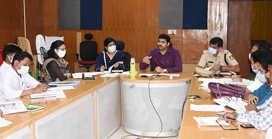 ಬೀದರ್ನಲ್ಲಿ ಮಂಗಳವಾರ ನಡೆದ ಬಾಲ ಕಾರ್ಮಿಕ ಯೋಜನೆಯ ಜಿಲ್ಲಾ ಕಾರ್ಯಕಾರಿ ಸಮಿತಿ ಹಾಗೂ ಸಲಹಾ ಸಮಿತಿ ಸಭೆಯಲ್ಲಿ ಜಿಲ್ಲಾಧಿಕಾರಿ ರಾಮಚಂದ್ರನ್ ಮಾತನಾಡಿದರು. ಶಂಭುಲಿಂಗ ಹಿರೇಮಠ, ಗರಿಮಾ ಪನ್ವಾರ್, ಜಹೀರಾ ನಸೀಮ್, ಗೋಪಾಲ ಬ್ಯಾಕೋಡ್ ಇದ್ದಾರೆ