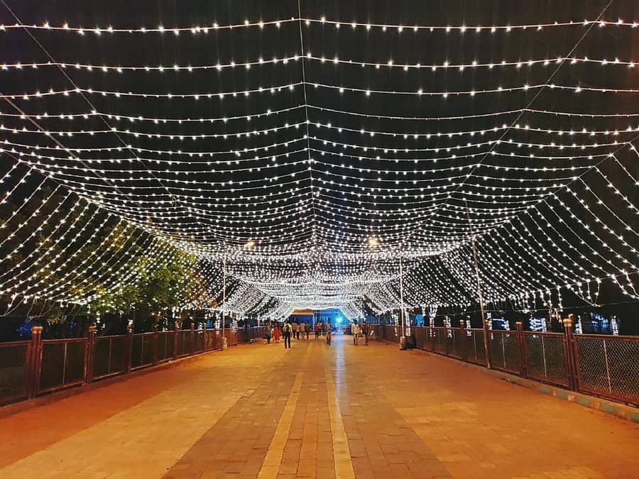 ಚಾಮರಾಜೇಶ್ವರ ದೇವಾಲಯದ ಮುಂಭಾಗದಲ್ಲಿ ವಿದ್ಯುತ್ ದೀಪಗಳ ಅಲಂಕಾರ ಮಾಡಿರುವುದು