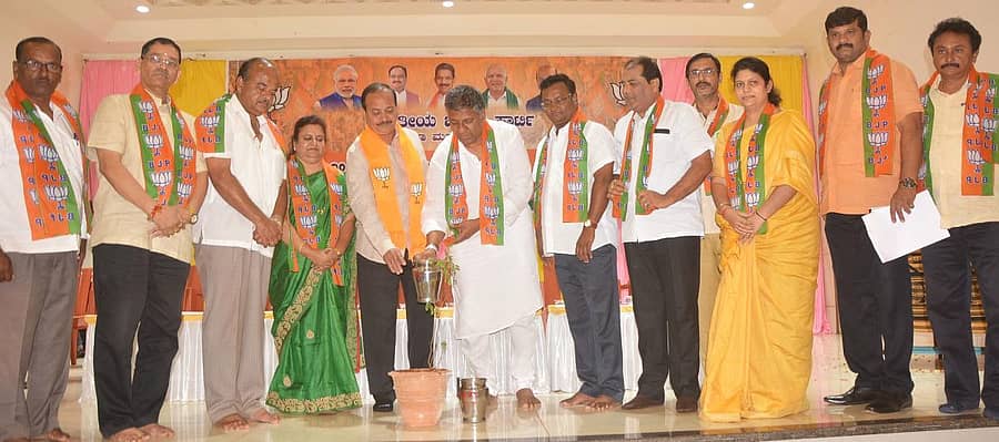 ಹುಬ್ಬಳ್ಳಿಯಲ್ಲಿ ಮಂಗಳವಾರ ನಡೆದ ಮಹಾನಗರ ಬಿಜೆಪಿ ಕಾರ್ಯಕಾರಣಿ ಸಭೆಯನ್ನು ಪಕ್ಷದ ಜಿಲ್ಲಾ ಘಟಕದ ಅಧ್ಯಕ್ಷ ಅರವಿಂದ ಬೆಲ್ಲದ ಉದ್ಘಾಟಿಸಿದರು