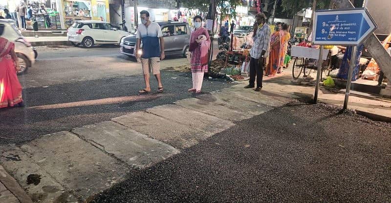 ಒಳಚರಂಡಿಗೆ ಸಮನಾಗಿ ಡಾಂಬರು ಹಾಕಿರುವುದು