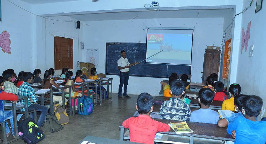 ಧರ್ಮಪುರ ಸಮೀಪದ ಹರಿಯಬ್ಬೆ ಸರ್ಕಾರಿ ಹಿರಿಯ ಪ್ರಾಥಮಿಕ ಶಾಲೆಯಲ್ಲಿ ಸ್ಮಾರ್ಟ್‌ಕ್ಲಾಸ್ ಮೂಲಕ ಬೋಧನೆ ಮಾಡುತ್ತಿರುವ ಶಿಕ್ಷಕ.