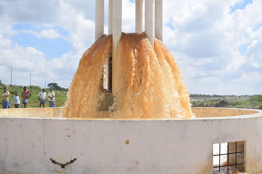 ಭರಮಸಾಗರ ಬಿಚ್ಚುಗತ್ತಿ ಭರಮಣ್ಣ ನಾಯಕನ ದೊಡ್ಡಕೆರೆಯಲ್ಲಿ ಏತ ನೀರಾವರಿ ಮೂಲಕ ಚಿಮ್ಮುತ್ತಾ ಹರಿಯುತ್ತಿರುವ ಜಲಧಾರೆ ( ಎಡಚಿತ್ರ). ಭರಮಸಾಗರ ದೊಡ್ಡಕೆರೆಗೆ ನೀರು ಹರಿಯುತ್ತಿರುವ ದೃಶ್ಯ