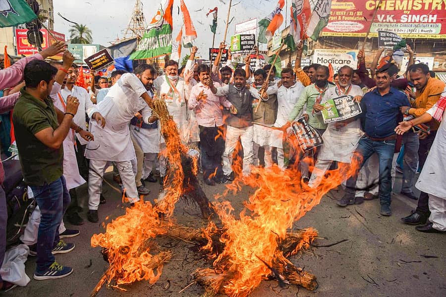 ಕಾಂಗ್ರೆಸ್ ಕಾರ್ಯಕರ್ತರು ಲಖಿಂಪುರ–ಖೇರಿ ಹಿಂಸಾಚಾರವನ್ನು ಖಂಡಿಸಿ ಪ್ರಧಾನಿ ನರೇಂದ್ರ ಮೋದಿ ಹಾಗೂ ಉತ್ತರ ಪ್ರದೇಶ ಮುಖ್ಯಮಂತ್ರಿ ಯೋಗಿ ಆದಿತ್ಯನಾಥ ಅವರ ಪ್ರತಿಕೃತಿಗಳನ್ನು ಪಟ್ನಾದಲ್ಲಿ ಮಂಗಳವಾರ ದಹಿಸಿದರು ಪಿಟಿಐ ಚಿತ್ರ
