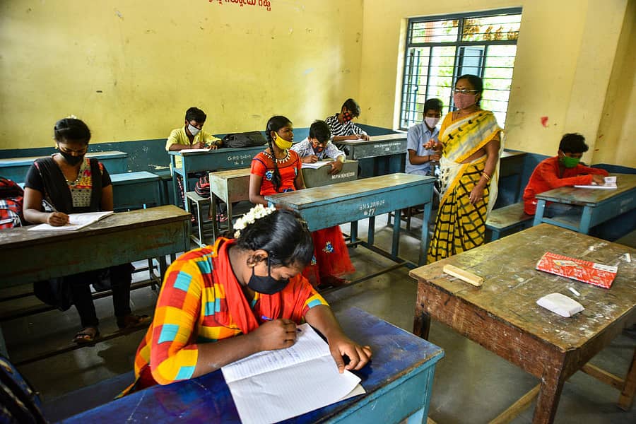 ಕಲಬುರ್ಗಿಯ ಸೂಪರ್ ಮಾರ್ಕೆಟ್ ಪ್ರದೇಶದ ಸರ್ಕಾರಿ ಪ್ರೌಢಶಾಲೆಯಲ್ಲಿ ಮಂಗಳವಾರ 8ನೇ ತರಗತಿಗೆ ಹಾಜರಾದ ಮಕ್ಕಳಿಗೆ ಶಿಕ್ಷಕಿ ಪಾಠ ಮಾಡಿದರು