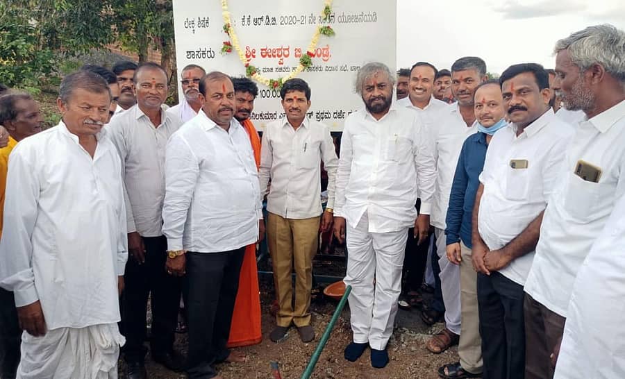 ಭಾಲ್ಕಿ ತಾಲ್ಲೂಕಿನ ಕೋಸಂ-ವಿಲಾಸಪೂರ್ ವರೆಗಿನರಸ್ತೆ ಕಾಮಗಾರಿಗೆ ಶಾಸಕ ಈಶ್ವರ ಖಂಡ್ರೆ ಚಾಲನೆ ನೀಡಿದರು