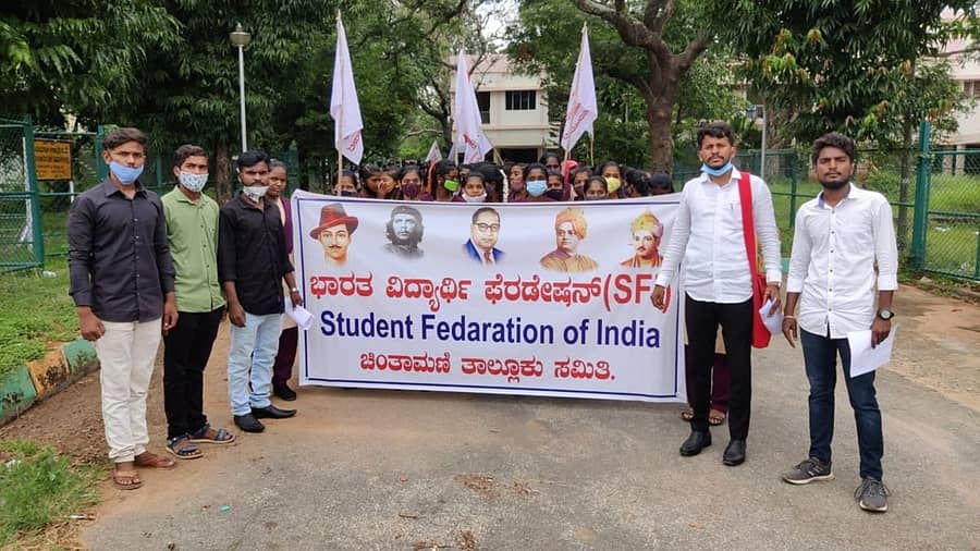 ಚಿಂತಾಮಣಿಯಲ್ಲಿ ಎಸ್ಎಫ್ಐ ಕಾರ್ಯಕರ್ತರು ಮಂಗಳವಾರ ಪ್ರತಿಭಟನೆ ನಡೆಸಿದರು