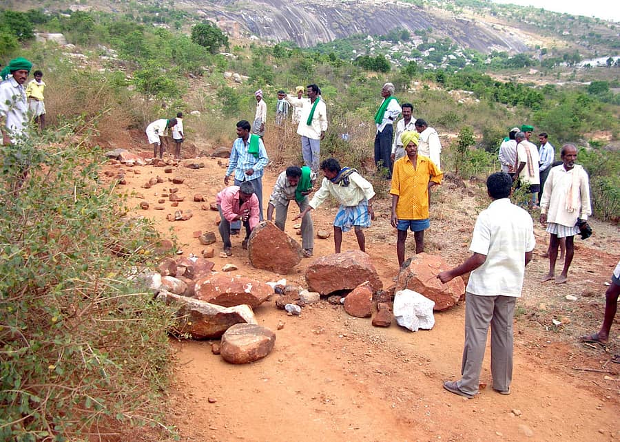 ದೊಡ್ಡಬಳ್ಳಾಪುರ ತಾಲ್ಲೂಕಿನ ಚನ್ನರಾಯಸ್ವಾಮಿ ಬೆಟ್ಟಕ್ಕೆ ಗಣಿಗಾರಿಕೆ ಲಾರಿಗಳು ಹೋಗದಂತೆ ರಸ್ತೆಗೆ ಅಡ್ಡಲಾಗಿ ಕಲ್ಲುಗಳನ್ನು ಹಾಕುತ್ತಿರುವ ಹೋರಾಟಗಾರರು (ಸಂಗ್ರಹ ಚಿತ್ರ)