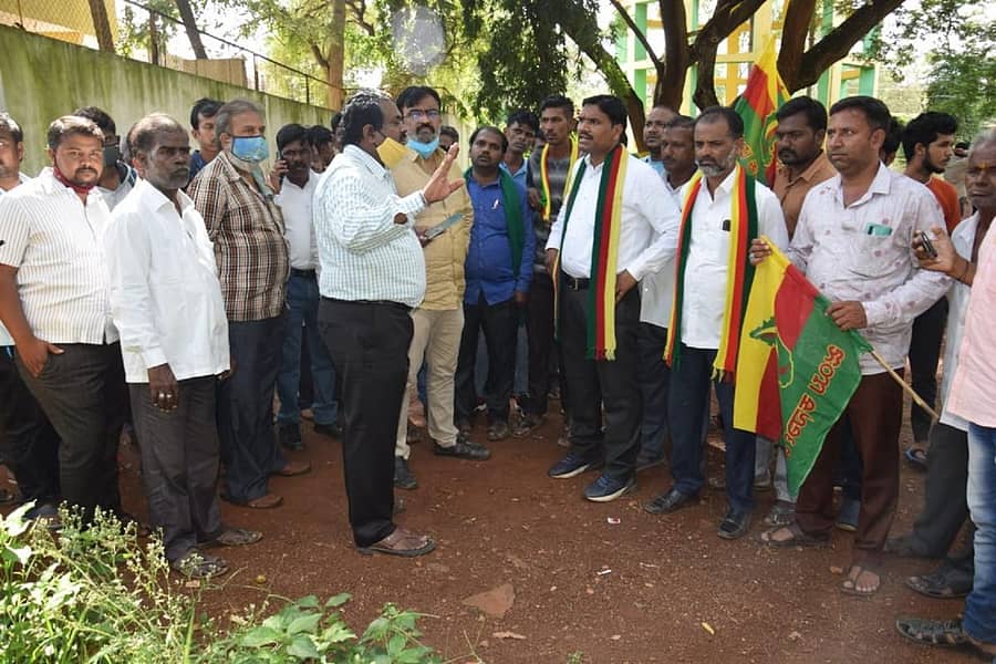 ನಗರಸಭೆ ಅಧಿಕಾರಿ ಜತೆಗೆ ಜಯ ಕರ್ನಾಟಕ ಸಂಘಟನೆಯ ಸದಸ್ಯರು ವಾಗ್ವಾದ ನಡೆಸಿದರು