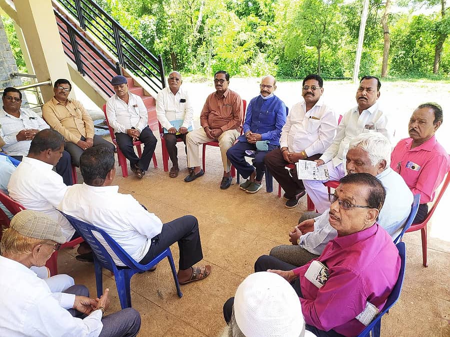 ಮುನಿರಾಬಾದ್ನ ಅರಣ್ಯ ಇಲಾಖೆಯ ಪ್ರವಾಸಿ ಮಂದಿರದಲ್ಲಿ ಈಚೆಗೆ ಅರಣ್ಯ ಇಲಾಖೆಯ ನಿವೃತ್ತ ನೌಕರರು ಸಭೆ ಸೇರಿ, ಕೊಪ್ಪಳ ಮತ್ತು ಬಳ್ಳಾರಿ ಜಿಲ್ಲೆಯ ಪದಾಧಿಕಾರಿಗಳನ್ನು ಆಯ್ಕೆ ಮಾಡಿದರು