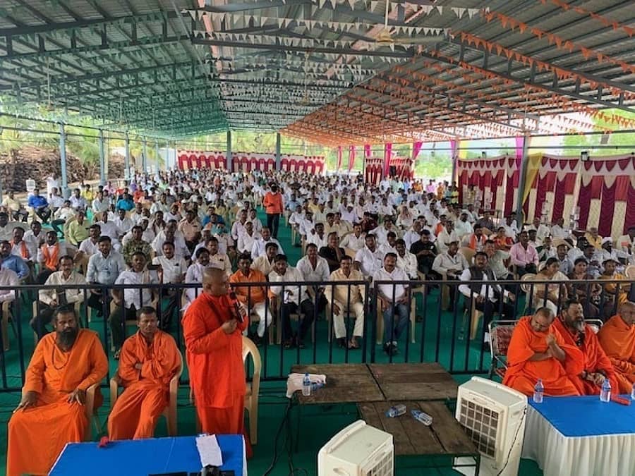 ಹರಿಹರ ತಾಲ್ಲೂಕಿನ ರಾಜನಹಳ್ಳಿ ಮಹರ್ಷಿ ವಾಲ್ಮೀಕಿ ಗುರುಪೀಠದಲ್ಲಿ ಸೋಮವಾರ ನಡೆದ ಕಾರ್ಯಾಗಾರ ಹಾಗೂ ಮೀಸಲಾತಿ ಕುರಿತ ಸಂವಾದ ಕಾರ್ಯಕ್ರಮದ ಸಾನ್ನಿಧ್ಯ ವಹಿಸಿ ಪ್ರಸನ್ನಾನಂದ ಸ್ವಾಮೀಜಿ ಮಾತನಾಡಿದರು.