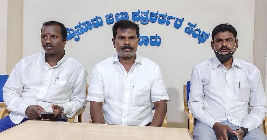 ಮೈಸೂರಿನ ಪತ್ರಕರ್ತರ ಭವನದಲ್ಲಿ ಬುಧವಾರ ನಡೆದ ಪತ್ರಿಕಾಗೋಷ್ಠಿಯಲ್ಲಿ ಆರ್.ಮುರುಗೇಶ್, ಎಂ.ವಿ.ವೆಂಕಟೇಶ್, ಜಿ.ಮುರುಗೇಶ್ ಇದ್ದರು