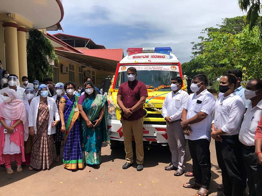 ಶಾಸಕ ಸುನೀಲ ನಾಯ್ಕ ತಮ್ಮ ಶಾಸಕರ ಪ್ರದೇಶಾಭಿವೃದ್ಧಿ ನಿಧಿಯಡಿ ಭಟ್ಕಳದ ಸರ್ಕಾರಿ ಆಸ್ಪತ್ರೆಗೆ ಆಂಬುಲೆನ್ಸ್ ನೀಡಿದ್ದರು