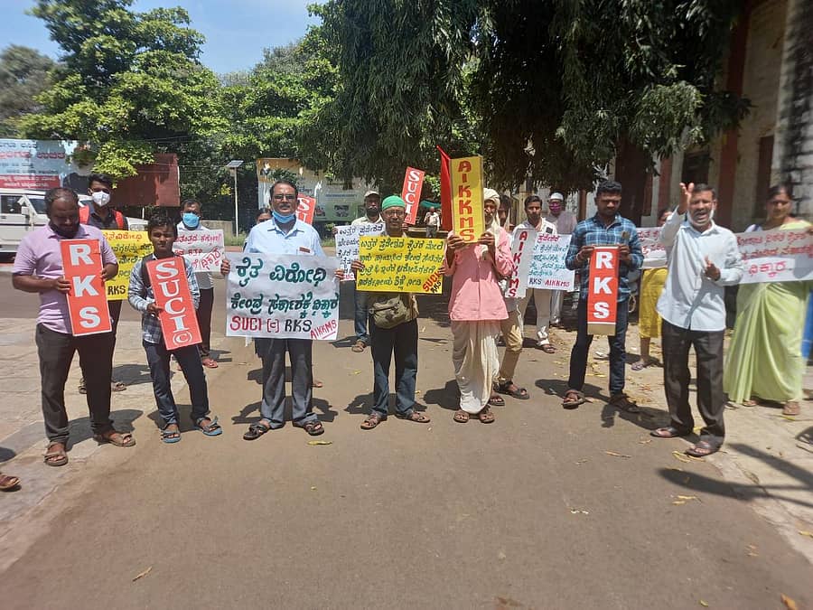 ಉತ್ತರ ಪ್ರದೇಶದ ಲಖಿಂಪುರ ಖೇರಿಯಲ್ಲಿ ಪ್ರತಿಭಟನಾ ನಿರತ ರೈತರ ಮೇಲೆ ಕಾರು ಹಾಯಿಸಿ ನಾಲ್ವರ ಹತ್ಯೆ ಮಾಡಿರುವ ಪ್ರಕರಣವನ್ನು ಖಂಡಿಸಿ ಎಸ್ಯುಸಿಐ ಕಮ್ಯುನಿಷ್ಟ್ ಪಕ್ಷ ಹಾಗೂ ಆರ್ಕೆಎಸ್ ರೈತ ಸಂಘಟನೆಯಿಂದ ವಿಜಯಪುರ ಜಿಲ್ಲಾಧಿಕಾರಿ ಕಚೇರಿ ಎದುರು ಪ್ರತಿಭಟನೆ ನಡೆಸಲಾಯಿತು