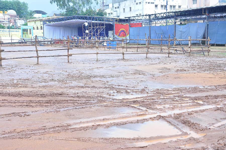 ಚಿತ್ರದುರ್ಗದ ಹಳೆ ಮಾಧ್ಯಮಿಕ ಶಾಲಾ ಆವರಣದಲ್ಲಿ ರಾಷ್ಟ್ರೀಯ ವಾಲಿಬಾಲ್ ಟೂರ್ನಿಗೆ ಸಜ್ಜಾಗಿರುವ ಮೈದಾನ ಮಳೆಯಿಂದ ಕೆಸರು ಗದ್ದೆಯಂತೆ ಆಗಿದೆ.