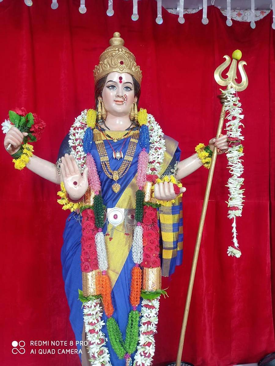 ವಿಜಯಪುರದ ಮಠಪತಿ ಗಲ್ಲಿಯಲ್ಲಿ ಆದಿಶಕ್ತಿ ತರುಣ ಸಂಘ ಪ್ರತಿಷ್ಠಾಪಿಸಿ ಆರಾಧಿಸುತ್ತಿರುವ ಆದಿಶಕ್ತಿ ಭವ್ಯ ಮೂರ್ತಿ