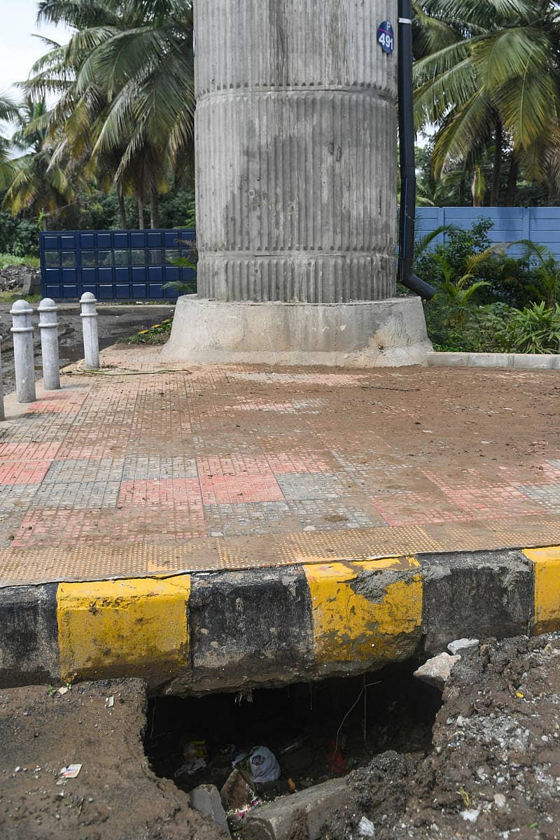 ಜ್ಞಾನಭಾರತಿ ಮೆಟ್ರೊ ನಿಲ್ದಾಣದ ಬಳಿ ಎತ್ತರಿಸಿದ ಮೆಟ್ರೊ ಮಾರ್ಗದ ಪಿಲ್ಲರ್ (491) ಬಳಿ ಮಳೆಯಿಂದ ಮಣ್ಣು ಕೊಚ್ಚಿ ಹೋಗಿರುವುದು– ಪ್ರಜಾವಾಣಿ ಚಿತ್ರ