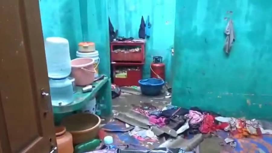 ತಮಿಳುನಾಡು ಹೊಸೂರಿನ ಮನೆಯೊಂದರಲ್ಲಿ ಅಡುಗೆ ಅನಿಲ ಸಿಲಿಂಡರ್ ಸ್ಫೋಟದಿಂದ ಚಿಲ್ಲಾಪಿಲ್ಲಿಯಾಗಿರುವ ವಸ್ತುಗಳು