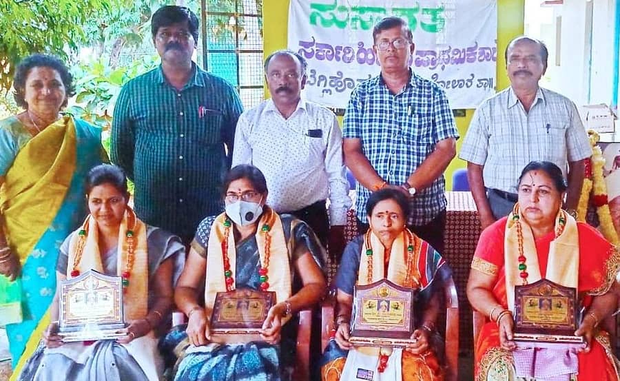 ಸ್ವಾತಂತ್ರ್ಯ ಅಮೃತ ಮಹೋತ್ಸವದ ಅಂಗವಾಗಿ ಕೋಲಾರ ತಾಲ್ಲೂಕಿನ ಬೆಗ್ಲಿಹೊಸಹಳ್ಳಿಯಲ್ಲಿ ಮಂಗಳವಾರ ನಡೆದ ಕಾರ್ಯಕ್ರಮದಲ್ಲಿ ಶಿಕ್ಷಕಿಯರನ್ನು ಸನ್ಮಾನಿಸಲಾಯಿತು