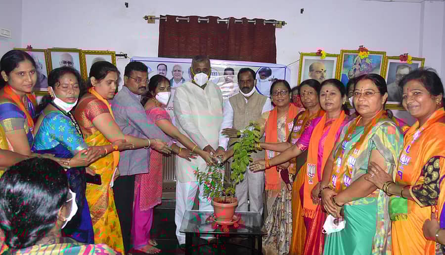 ಚಿತ್ರದುರ್ಗದ ಬಿಜೆಪಿ ಕಚೇರಿಯಲ್ಲಿ ಬಿಜೆಪಿ ಮಹಿಳಾ ಮೋರ್ಚಾ ಬುಧವಾರ ಹಮ್ಮಿಕೊಂಡಿದ್ದ ಕಣ್ಣಿನ ತಪಾಸಣಾ ಶಿಬಿರವನ್ನು ಶಾಸಕ ಜಿ.ಎಚ್.ತಿಪ್ಪಾರೆಡ್ಡಿ ಉದ್ಘಾಟಿಸಿದರು. ಬಿಜೆಪಿ ಜಿಲ್ಲಾ ಘಟಕದ ಅಧ್ಯಕ್ಷ ಎ.ಮುರುಳಿ ಇದ್ದಾರೆ.