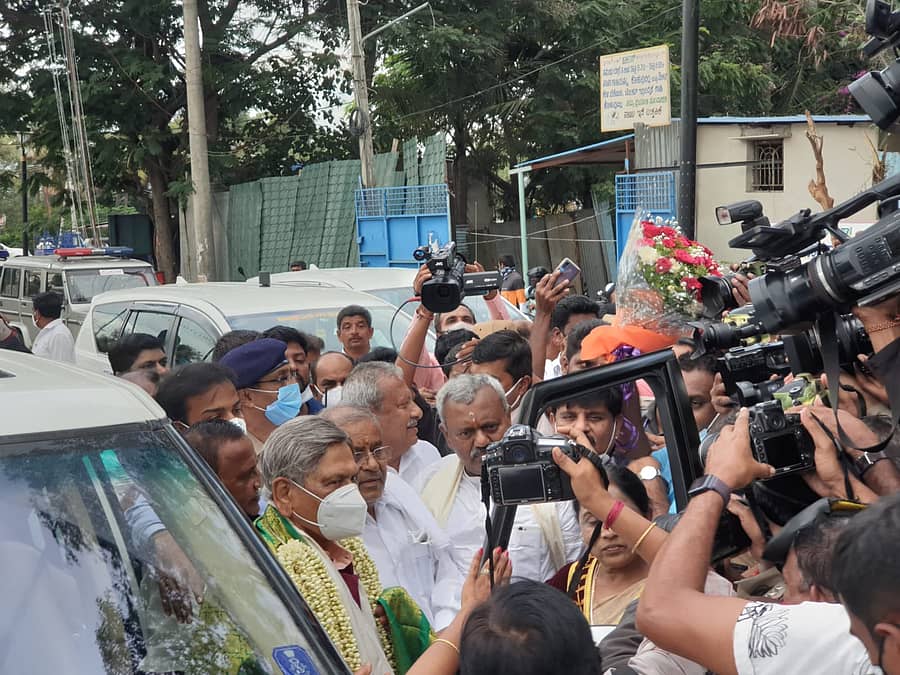 ಮೈಸೂರು ಜಿಲ್ಲಾಡಳಿತ ಹಾಗೂ ದಸರಾ ಸ್ವಾಗತ ಸಮಿತಿ ವತಿಯಿಂದ ಎಸ್.ಎಂ.ಕೃಷ್ಣ ಅವರನ್ನು ಬರಮಾಡಿಕೊಳ್ಳಲಾಯಿತು.