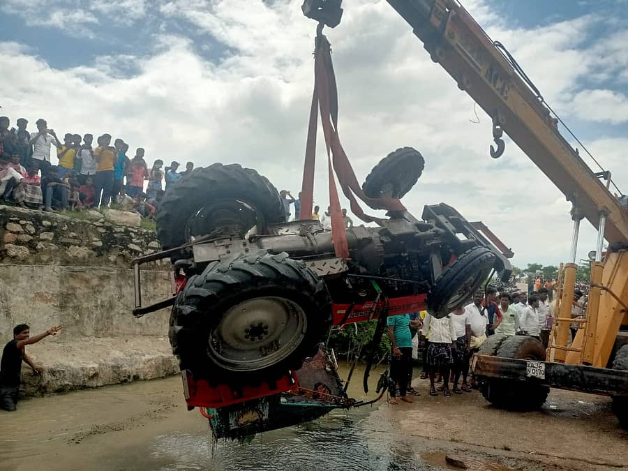 ಕ್ರೇನ್ ಮೂಲಕ ಟ್ರ್ಯಾಕ್ಟರ್ ಅನ್ನು ತೆರವುಗೊಳಿಸಲಾಯಿತು.