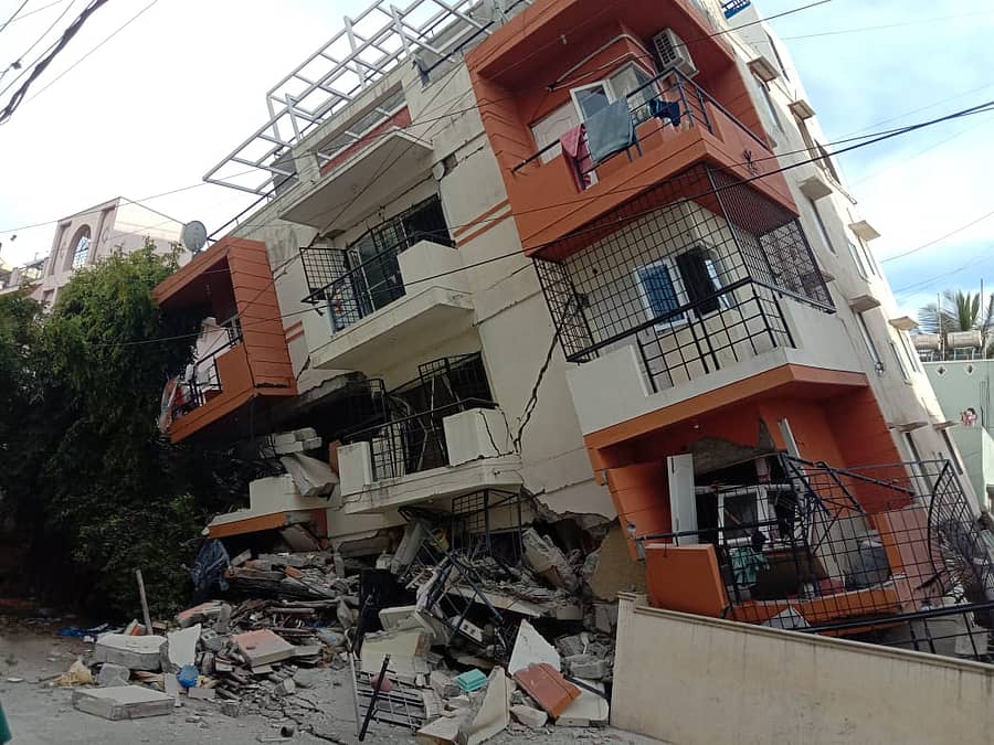 ವಿ.ಜೆ. ಇನ್ಫಿನಿಟಿ ಅಪಾರ್ಟ್ಮೆಂಟ್ ಕುಸಿದಿರುವ ದೃಶ್ಯ