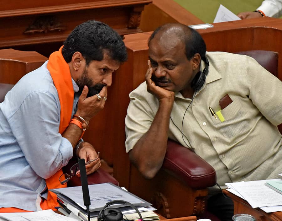 ವಿಧಾನಸಭೆ ಅಧಿವೇಶನದಲ್ಲಿ ಸಿ.ಟಿ ರವಿ ಮತ್ತು ಎಚ್.ಡಿ ಕುಮಾರಸ್ವಾಮಿ ಆತ್ಮೀಯವಾಗಿ ಮಾತನಾಡುತ್ತಿರುವ ಸನ್ನಿವೇಶ (ಪ್ರಜಾವಾಣಿ ಚಿತ್ರ)