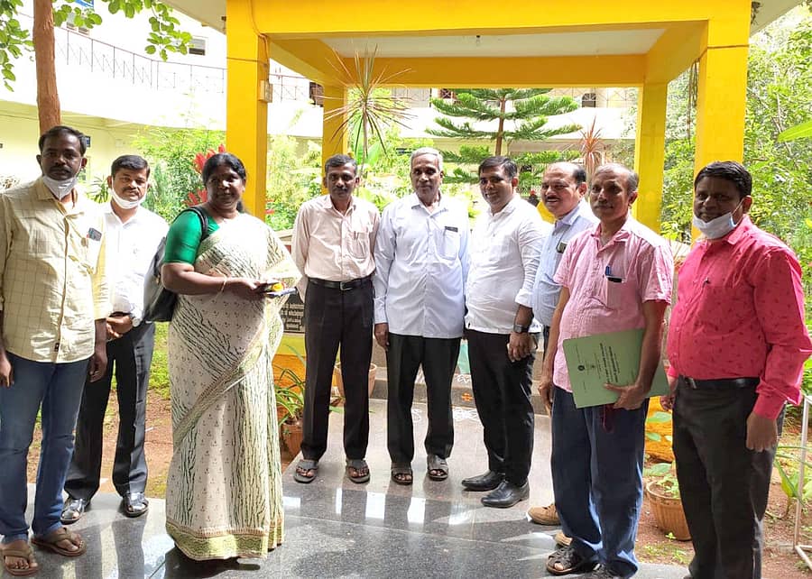 ದೊಡ್ಡಬಳ್ಳಾಪುರದ ಸರ್ಕಾರಿ ಪ್ರಥಮದರ್ಜೆ ಕಾಲೇಜು ಮತ್ತು ಸ್ನಾತಕೋತ್ತರ ಕೇಂದ್ರಕ್ಕೆ ಬೆಂಗಳೂರು ಉತ್ತರ ವಿವಿಯ ಸ್ಥಳೀಯ ಪರಿವೀಕ್ಷಣಾ ತಂಡ (ಎಲ್ಐಸಿ) ಭೇಟಿ ನೀಡಿ ಪರಿಶೀಲಿಸಿತು. ತಂಡದ ಅಧ್ಯಕ್ಷ ಡಾ.ದಿಲೀಪ್ ಕೃಷ್ಣ, ಸದಸ್ಯರಾದ ಪ್ರೊ.ಎಂ.ಜಿ. ಚಂದ್ರಶೇಖರಯ್ಯ, ಡಾ.ಸುಮಿತಾ ಹಾಗೂ ಪ್ರಾಧ್ಯಾಪಕರು ಇದ್ದರು