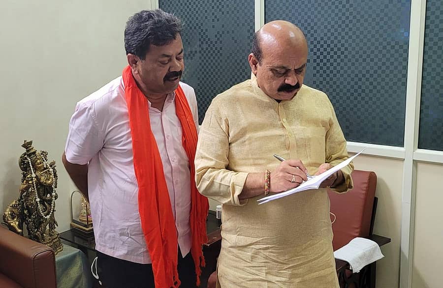 ಹೊನ್ನಾಳಿ ಶಾಸಕ ಎಂ.ಪಿ. ರೇಣುಕಾಚಾರ್ಯ ಅವರು ಬೆಂಗಳೂರಿನಲ್ಲಿ ಬುಧವಾರ ಮುಖ್ಯಮಂತ್ರಿ ಬಸವರಾಜ ಬೊಮ್ಮಾಯಿ ಅವರನ್ನು ಭೇಟಿ ಮಾಡಿ ಗ್ರಾಮ ವಾಸ್ತವ್ಯಕ್ಕೆ ಬರುವಂತೆ ಮನವಿ ಸಲ್ಲಿಸಿದರು