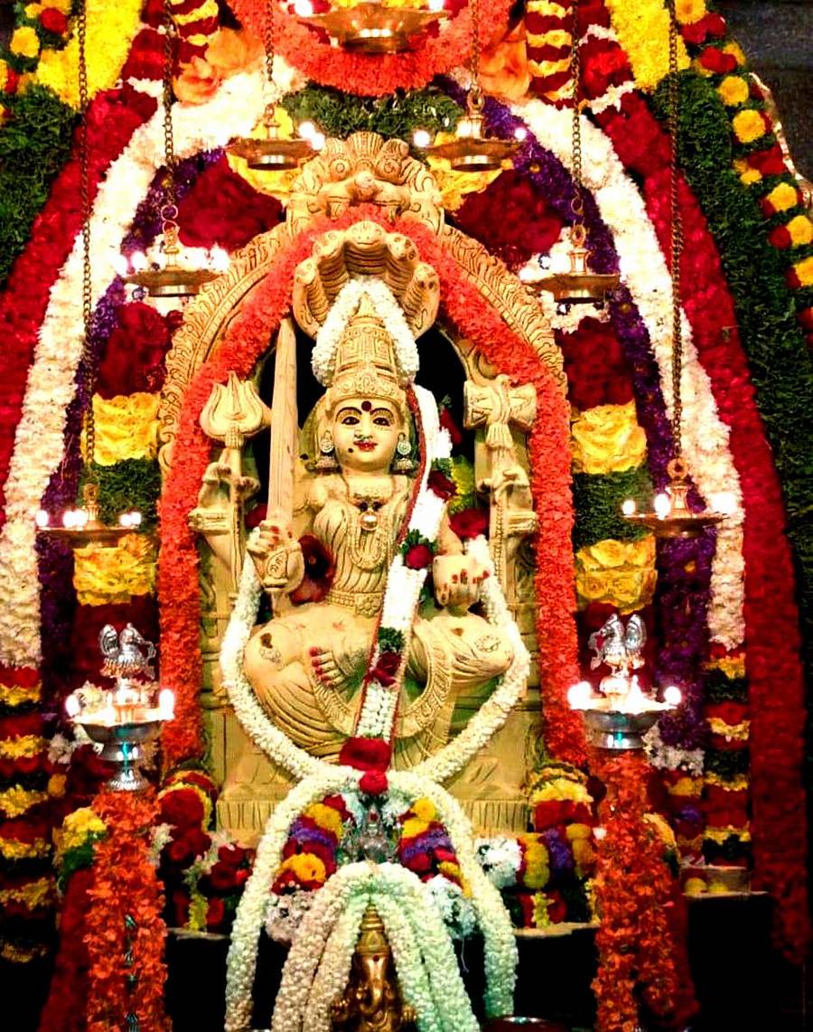 ಚೌಡೇಶ್ವರಿ ದೇವಿಗೆ ವಿಶೇಷ ಅಲಂಕಾರ ಮಾಡಲಾಗಿತ್ತು