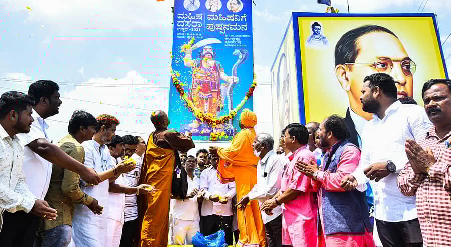 ಕಲಬುರ್ಗಿಯ ಹೀರಾಪೂರ ವೃತ್ತದ ಬಳಿ ಮಹಿಷ ದಸರಾ ಉತ್ಸವದ ಅಂಗವಾಗಿ ಬೋಧಿಪ್ರಗ್ಯ ಭಂತೇಜಿ, ವಿಶ್ವನಾಥ ಕೋರಣೇಶ್ವರ ಸ್ವಾಮೀಜಿ ಮಹಿಷನಿಗೆ ಪುಷ್ಪನಮನ ಮಾಡಿದರು. ಶರಣು ಪಪ್ಪಾ, ಡಾ.ಶಿವರಂಜನ ಸತ್ಯಂಪೇಟ್‌ ಇದ್ದರು