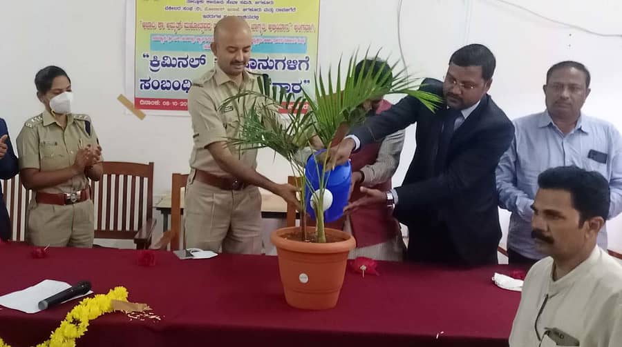 ಜಗಳೂರಿನಲ್ಲಿ ಬುಧವಾರ ನಡೆದ ಕಾನೂನು ಕಾರ್ಯಾಗಾರವನ್ನು ನ್ಯಾಯಾಧೀಶ ಜಿ. ತಿಮ್ಮಯ್ಯ ಉದ್ಘಾಟಿಸಿದರು. ಎಸ್.ಪಿ. ರಿಷ್ಯಂತ್, ಹೈಕೋರ್ಟ್ ವಕೀಲ ಶಂಕರಪ್ಪ ಇದ್ದರು.