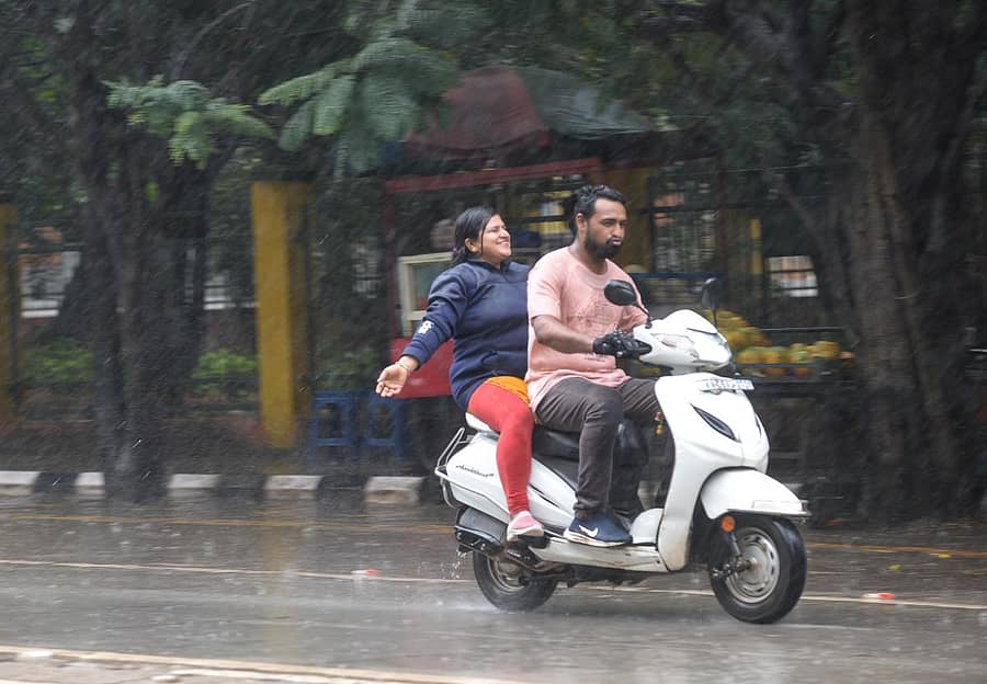 ದಾವಣಗೆರೆಯ ಎಂಸಿಸಿ ಬಡಾವಣೆ ರಸ್ತೆಯಲ್ಲಿ ಬುಧವಾರ ಸುರಿದ ಜೋರು ಮಳೆಯನ್ನು ಆನಂದಿಸುತ್ತ ಸಾಗುತ್ತಿರುವ ಸವಾರರು –ಪ್ರಜಾವಾಣಿ ಚಿತ್ರ/ ಸತೀಶ ಬಡಿಗೇರ್