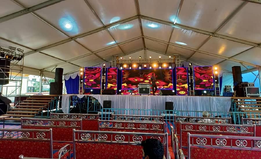 ದಸರಾ ಉದ್ಘಾಟನೆ ಸಮಾರಂಭ ಹಾಗೂ ಸಾಂಸ್ಕೃತಿಕ ಕಾರ್ಯಕ್ರಮಗಳಿಗಾಗಿ ಚಾಮರಾಜೇಶ್ವರ ದೇವಾಲಯದ ಮುಂಭಾಗ ನಿರ್ಮಿಸಿರುವ ವೇದಿಕೆ