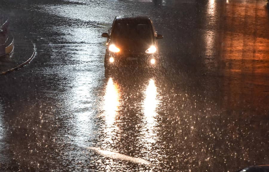 ಮೈಸೂರಿನಲ್ಲಿ ಬುಧವಾರ ಸುರಿದ ಮಳೆಯಲ್ಲೇ ಕಾರೊಂದು ಸಾಗಿತು