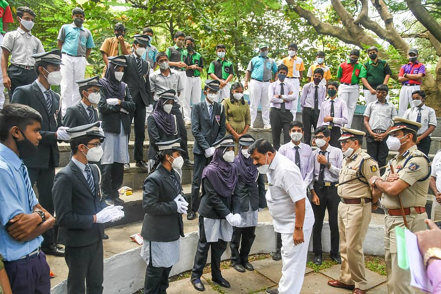 ಸಂವಾದದಲ್ಲಿ ಪಾಲ್ಗೊಂಡಿದ್ದ ಮಕ್ಕಳನ್ನು ಗೃಹ ಸಚಿವ ಆರಗ ಜ್ಞಾನೇಂದ್ರ ಮಾತನಾಡಿಸಿದರು – ಪ್ರಜಾವಾಣಿ ಚಿತ್ರ