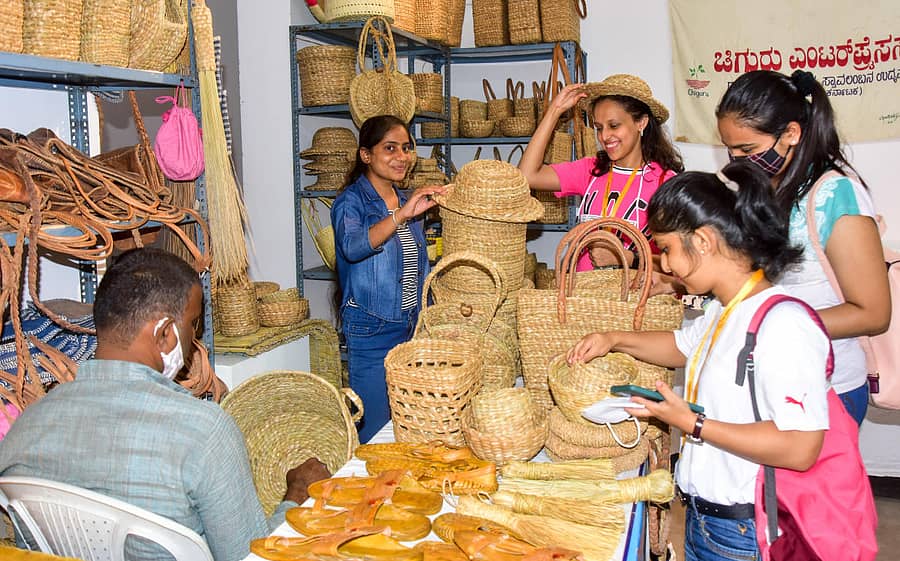 ‘ಪವಿತ್ರವಸ್ತ್ರ ಅಭಿಯಾನ’ದಲ್ಲಿ ಕೈಮಗ್ಗದ ಉತ್ಪನ್ನಗಳನ್ನು ಜನರು ವೀಕ್ಷಿಸಿದರು – ಪ್ರಜಾವಾಣಿ ಚಿತ್ರ 