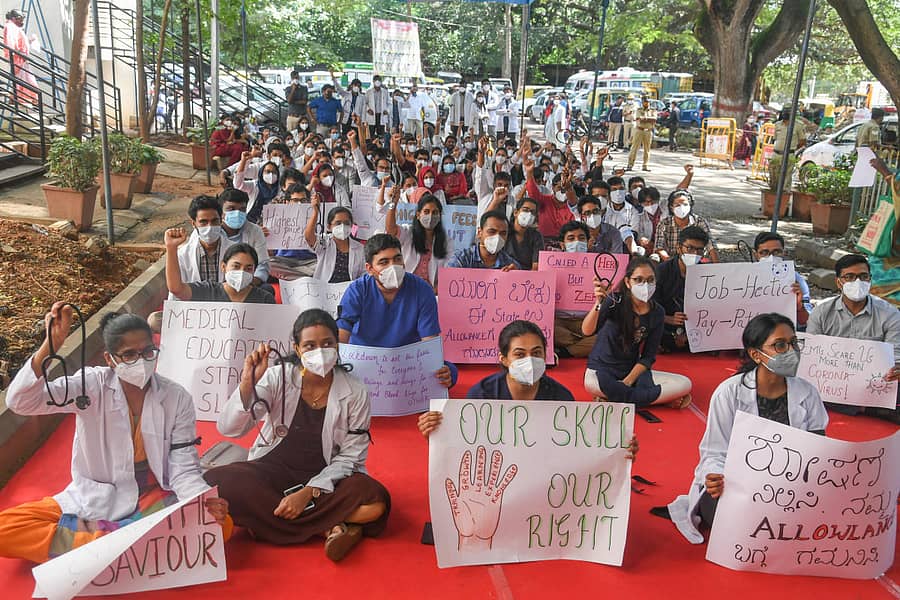 ಕೋವಿಡ್ ಅಪಾಯ ಭತ್ಯೆ ಬಿಡುಗಡೆ ಸೇರಿದಂತೆ ವಿವಿಧ ಬೇಡಿಕೆಗಳ ಈಡೇರಿಕೆಗೆ ಆಗ್ರಹಿಸಿ ಸ್ಥಾನಿಕ ವೈದ್ಯರು ವಿಕ್ಟೋರಿಯಾ ಆಸ್ಪತ್ರೆಯ ಆವರಣದಲ್ಲಿ ಗುರುವಾರ ಪ್ರತಿಭಟನೆ ನಡೆಸಿದರು – ಪ್ರಜಾವಾಣಿ ಚಿತ್ರ