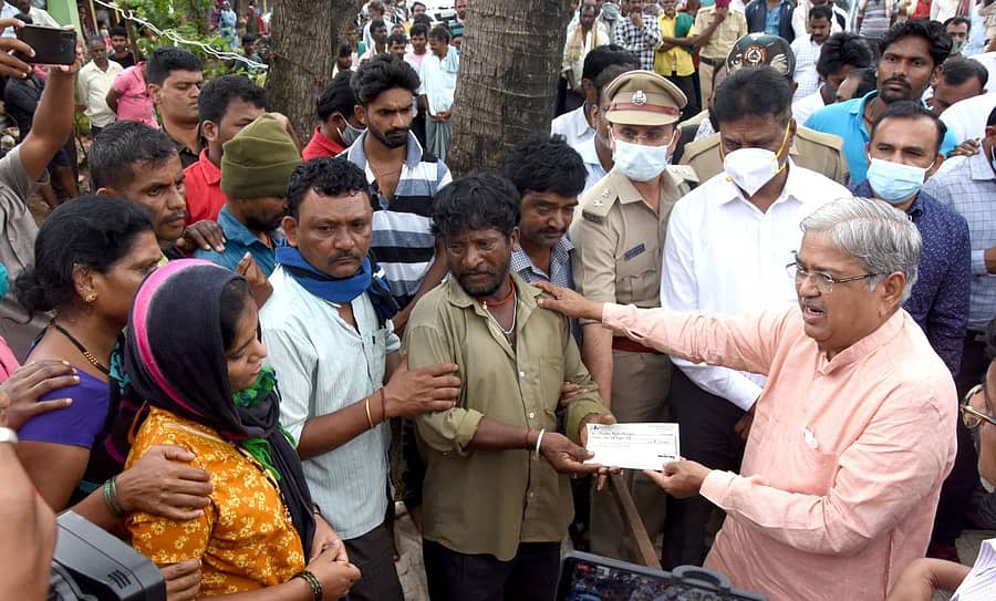 ಬೆಳಗಾವಿ ತಾಲ್ಲೂಕಿನ ಬಡಾಲ ಅಂಕಲಗಿ ಗ್ರಾಮದಲ್ಲಿ ಮಳೆಯಿಂದಾಗಿ ಮನೆಯ ಗೋಡೆ ಕುಸಿದು ತಮ್ಮ ಕುಟುಂಬದ ಆರು ಮಂದಿಯನ್ನು ಕಳೆದುಕೊಂಡ ಭೀಮಪ್ಪ ಖನಗಾಂವಿ ಅವರಿಗೆ ಜಿಲ್ಲಾ ಉಸ್ತುವಾರಿ ಸಚಿವ ಗೋವಿಂದ ಕಾರಜೋಳ ಪರಿಹಾರದ ಚೆಕ್‌ ಅನ್ನು ಗುರುವಾರ ನೀಡಿದರು. ಡಿಸಿಪಿ ವಿಕ್ರಂ ಅಮಟೆ, ಜಿಲ್ಲಾಧಿಕಾರಿ ಎಂ.ಜಿ. ಹಿರೇಮಠ, ಉಪ ವಿಭಾಗಾಧಿಕಾರಿ ರವೀಂದ್ರ ಕರಲಿಂಗಣ್ಣವರ ಇದ್ದಾರೆ