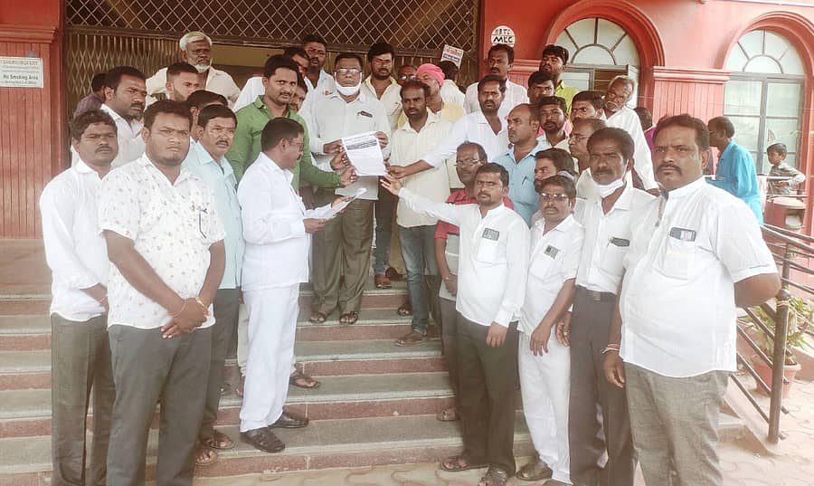 ಸಿಂಧನೂರಿನ ಮಿನಿವಿಧಾನಸೌಧ ಕಚೇರಿ ಮುಂದೆ ದಲಿತಪರ ಸಂಘಟನೆಗಳ ಒಕ್ಕೂಟದಿಂದ ಗುರುವಾರ ಉಪತಹಶೀಲ್ದಾರ್ ಚಂದ್ರಶೇಖರ ಅವರಿಗೆ ಮನವಿ ಪತ್ರ ಸಲ್ಲಿಸಲಾಯಿತು
